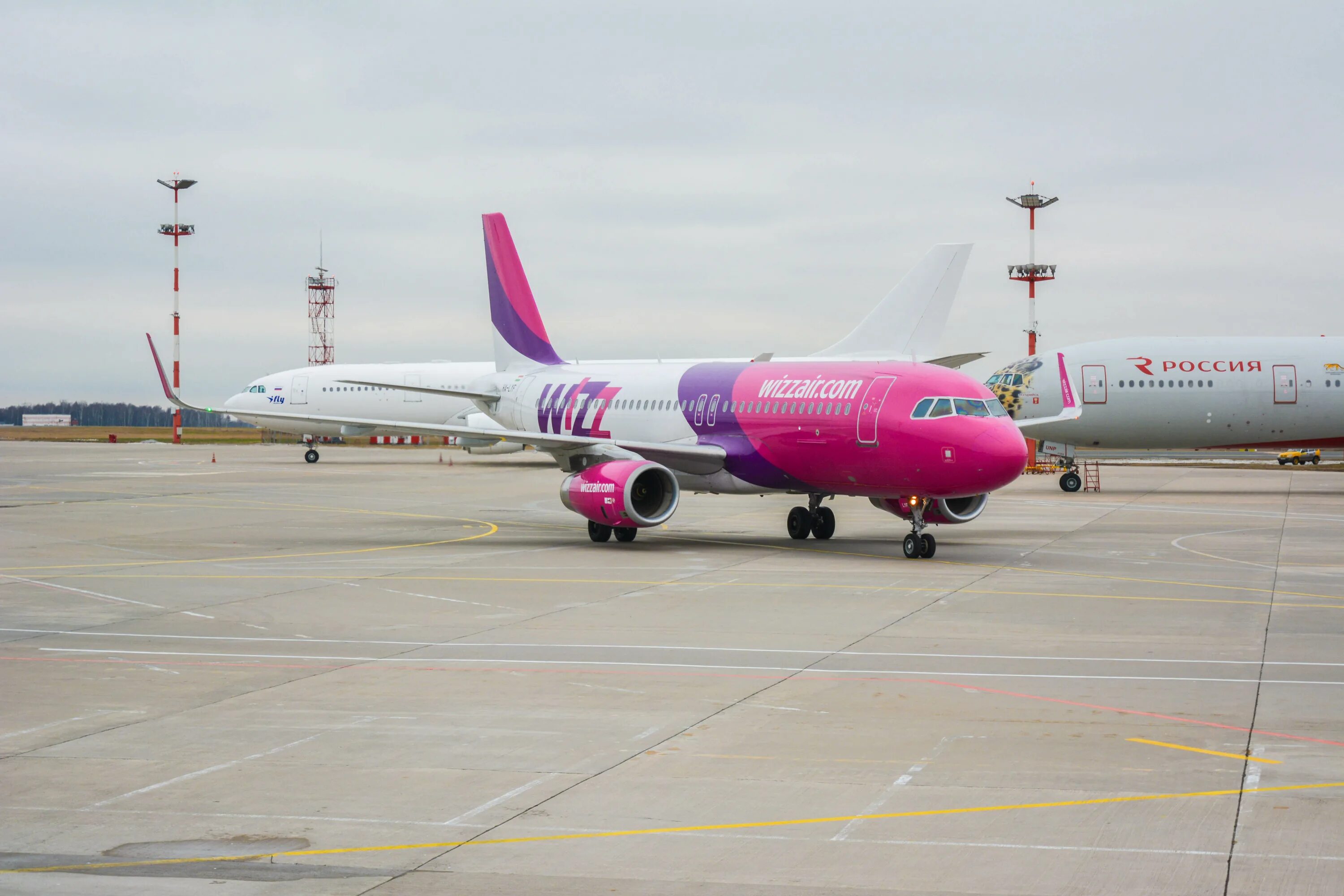 Россия эйр. Венгерская авиакомпания Wizz Air. Wizz Air Внуково. Визз Эйр во Внуково. Авиакомпания Wizz Air полет.