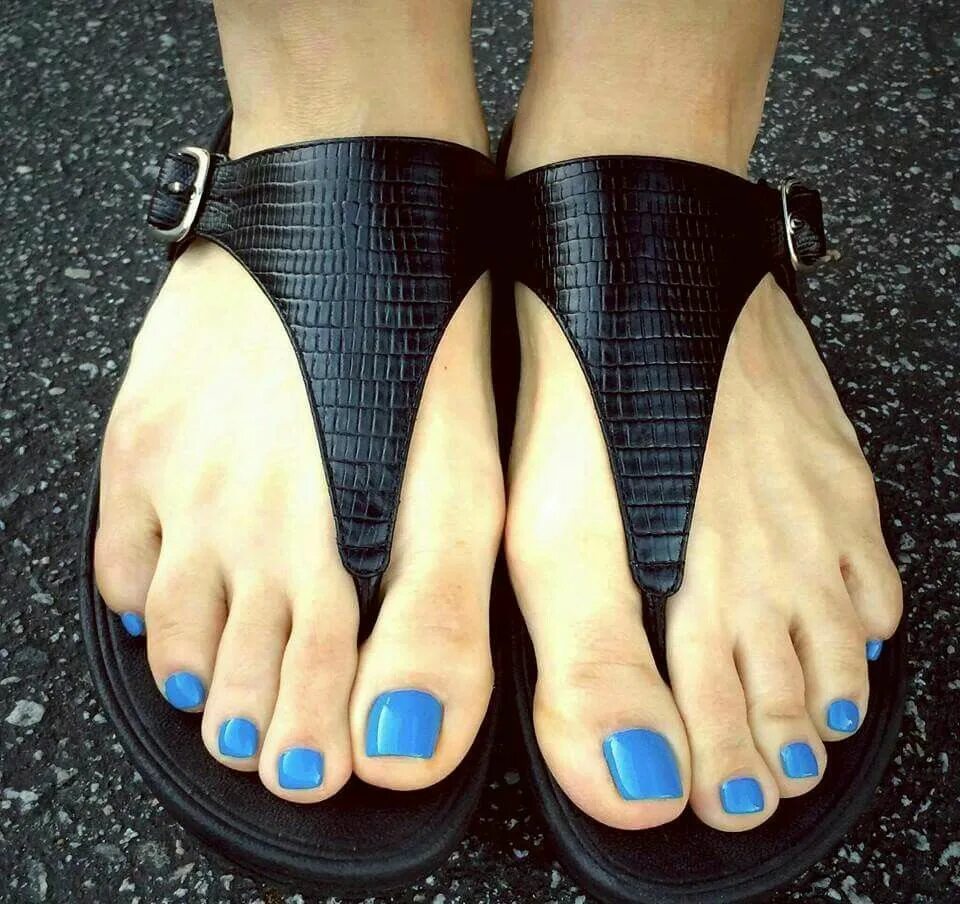 Marie foot. Констанс Мари feet. Констанс Долле feet. Blue long Toes. Мариана Нюнс feet.