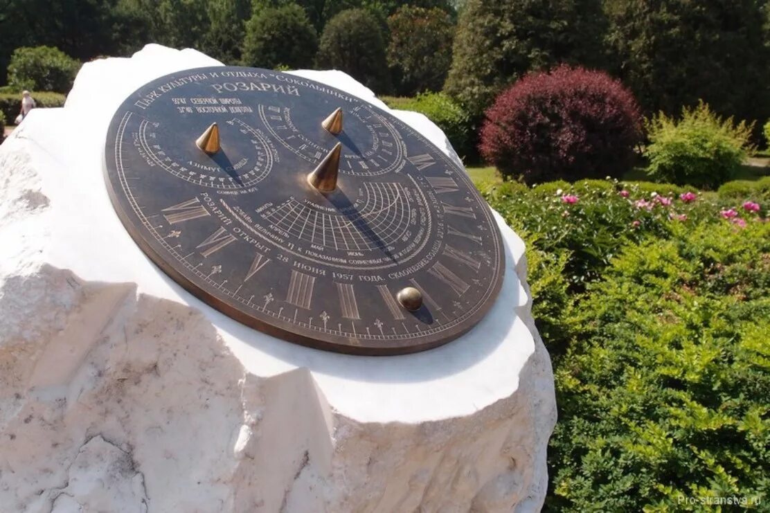 Какие есть солнечные часы. Солнечные часы гномон. Гномон в Греции. Древние солнечные часы гномон. Солнечные часы Преображенский парк Абакан.