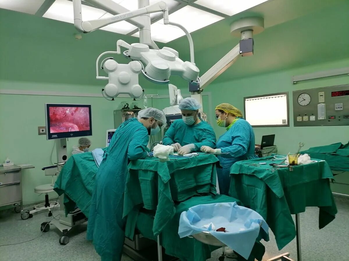 Операция в 90 лет. ОКБ 1 Тюмень. Хирургическая операция. Операционный стол. Отделение торакальной хирургии.