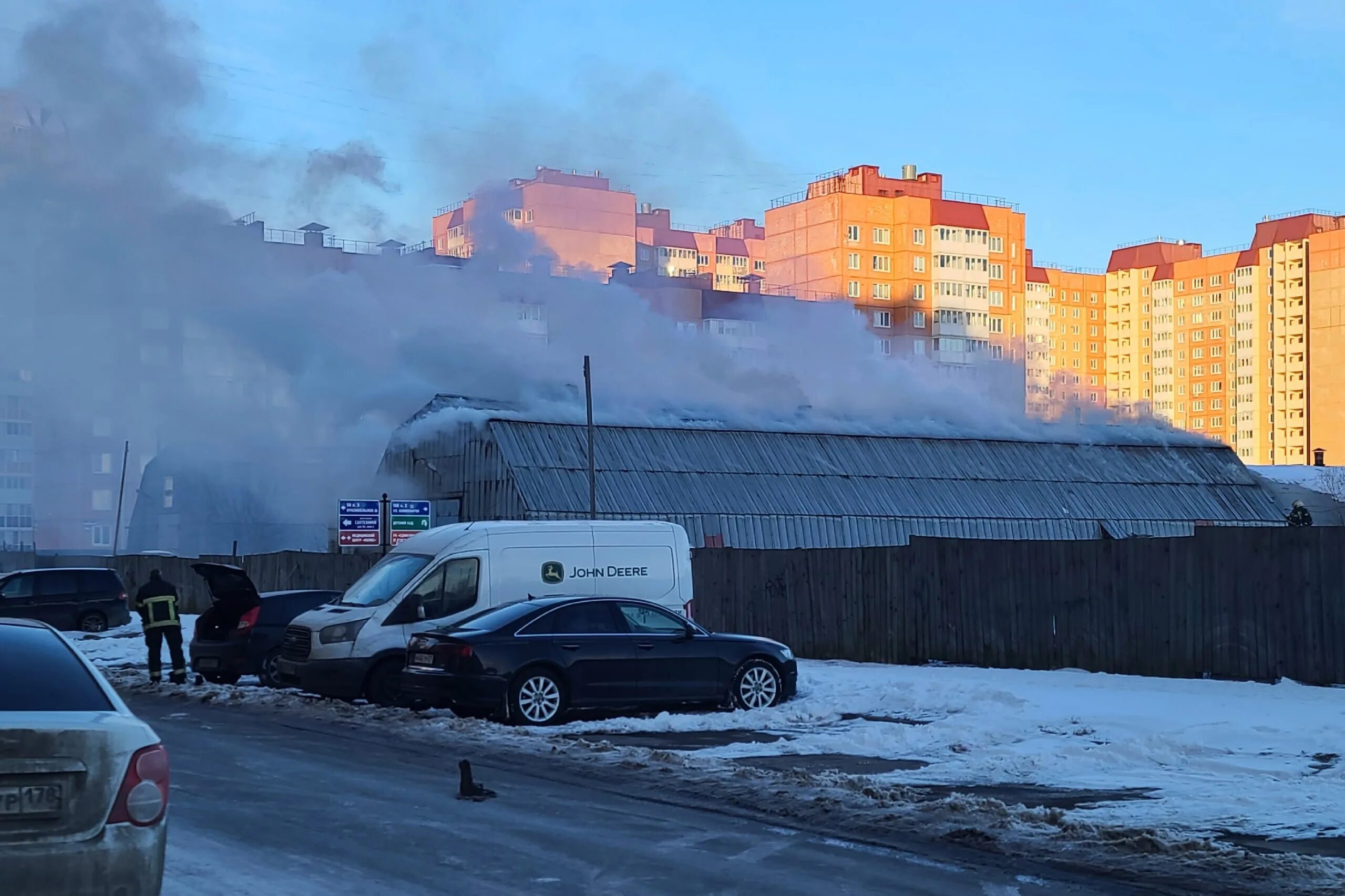 Погода в горелово на 14. Пожар в горелово. пожар фото. пожар на ангаре. пожар вчера.