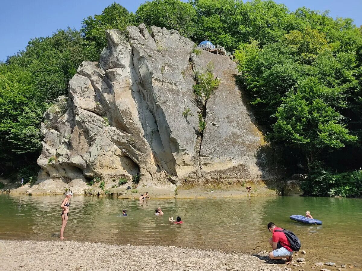 В краснодаре можно отдыхать. Скала петушок Краснодарский край. Горячий ключ Адыгея. Город горячий ключ скала петушок. Парк горячий ключ гора петушок.