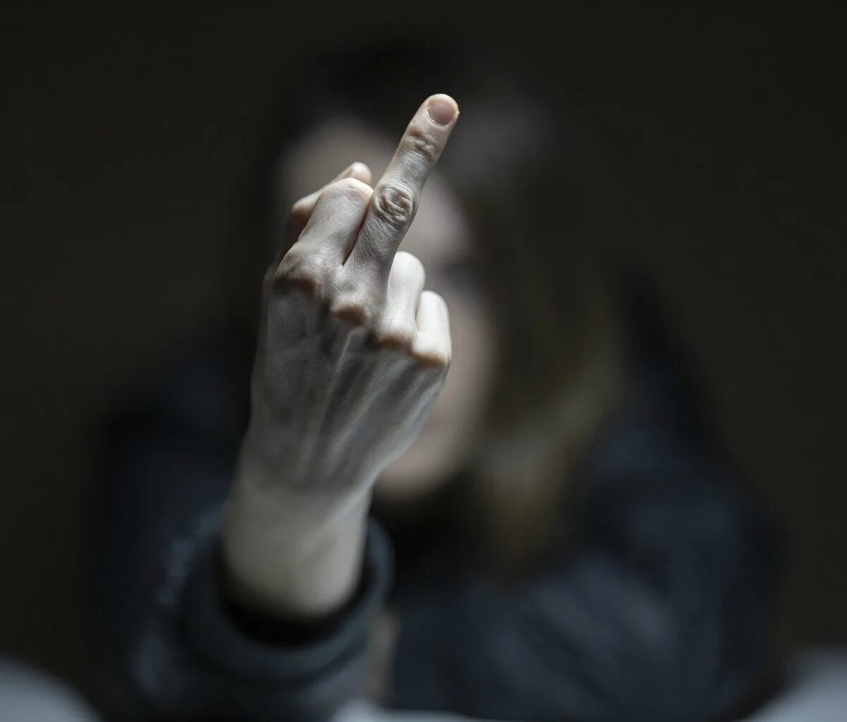 Фак средний палец. Рука со средним пальцем. Фак картинка. Средний палец на прозрачном фоне. Рука со средним пальцем.