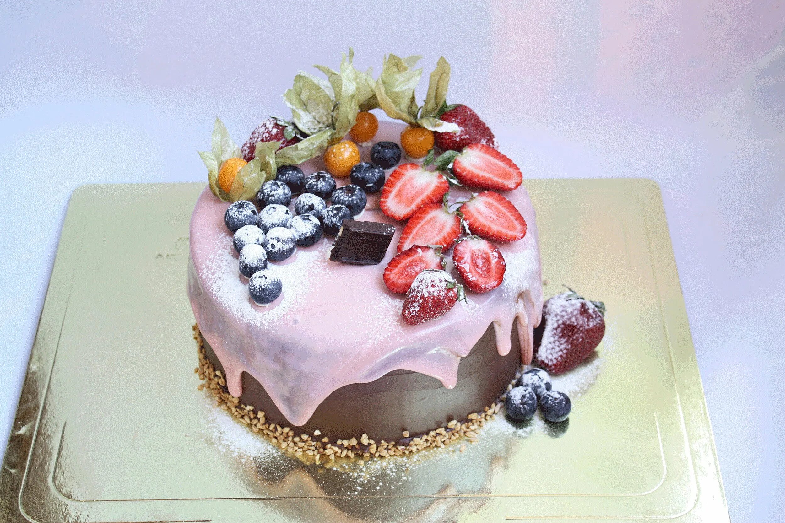Торт украсить красивые день рождение. Украшение торта. Украшение торта ягодами. Украшение торта фруктами и ягодами. Красивый торт с фруктами.