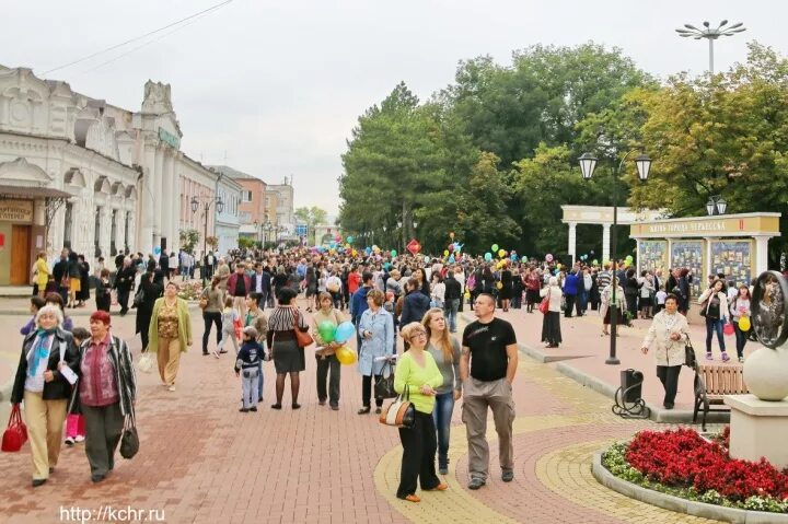 Численность населения города черкесска. Черкесск Арбат. Карачаево Черкесия город Черкесск население. Город Черкесск улица Первомайская. Население города Черкесск.