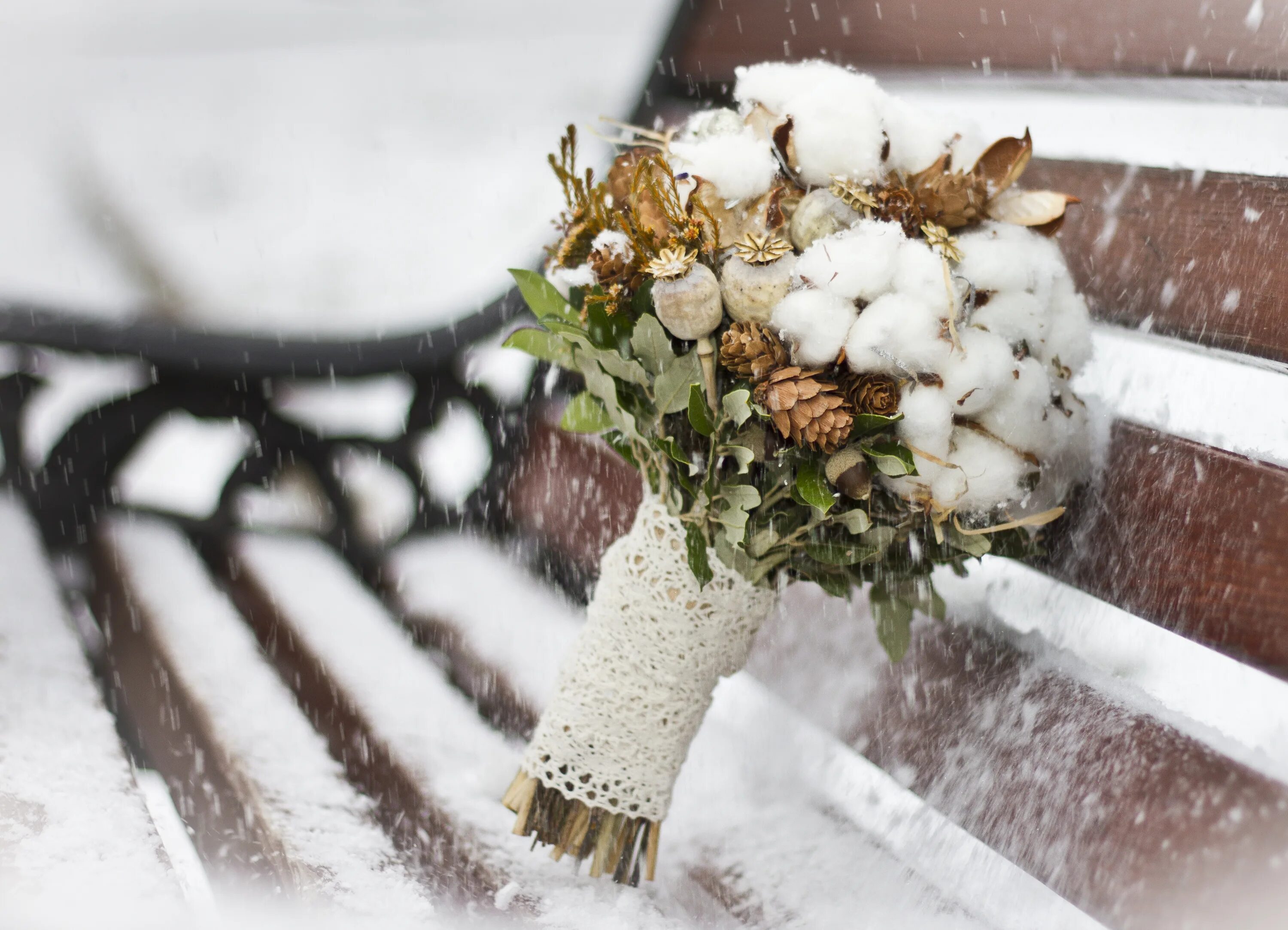 Этот цветок для зимних букетов. Зимний букет. Зимний свадебный букет. Красивый зимний букет. Букет невесты «зимний».