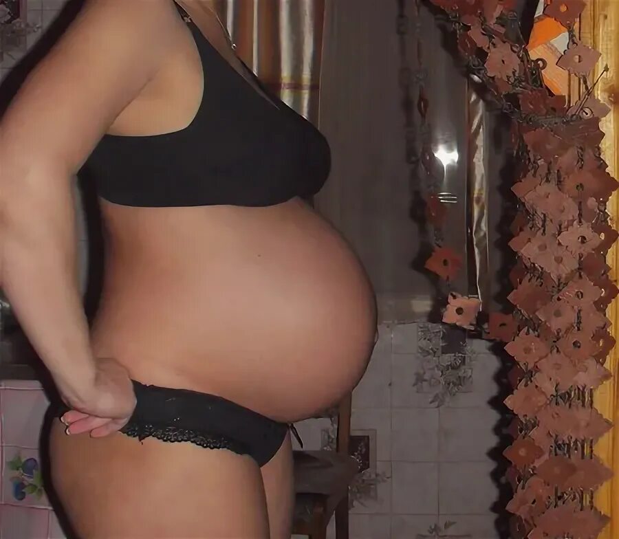 Животик по неделям беременности. Маленький беременный животик. Животик у женщин. Нормальное тело девушки. Женский живот с жирком.