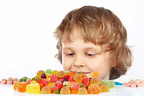 Детям есть конфеты. Ребенок ест мармелад. Конфеты детям. Дети и сладкое. Мармелад для детей.