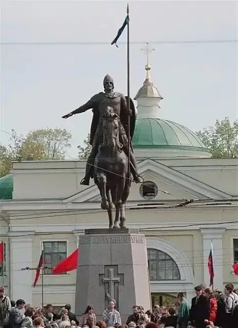 Памятник александру невскому в петербурге. Памятник Александру Невскому перед Александро-Невской Лаврой. Памятник князю Александру Невскому в Санкт-Петербурге. Памятник Александру Невскому в Санкт-Петербурге на площади.