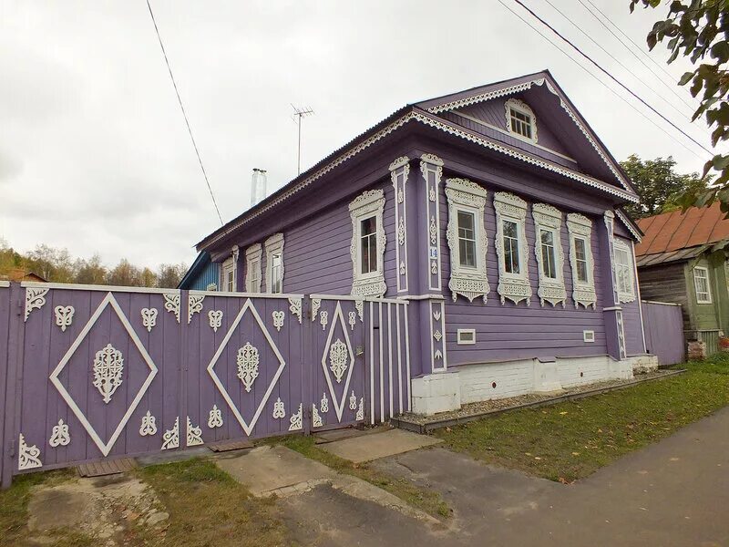 цвет дачного домика. зеленый дачный домик. белоруссия брестская область деревня залипенье. красивый деревенский дом. крашенные дома в деревне.