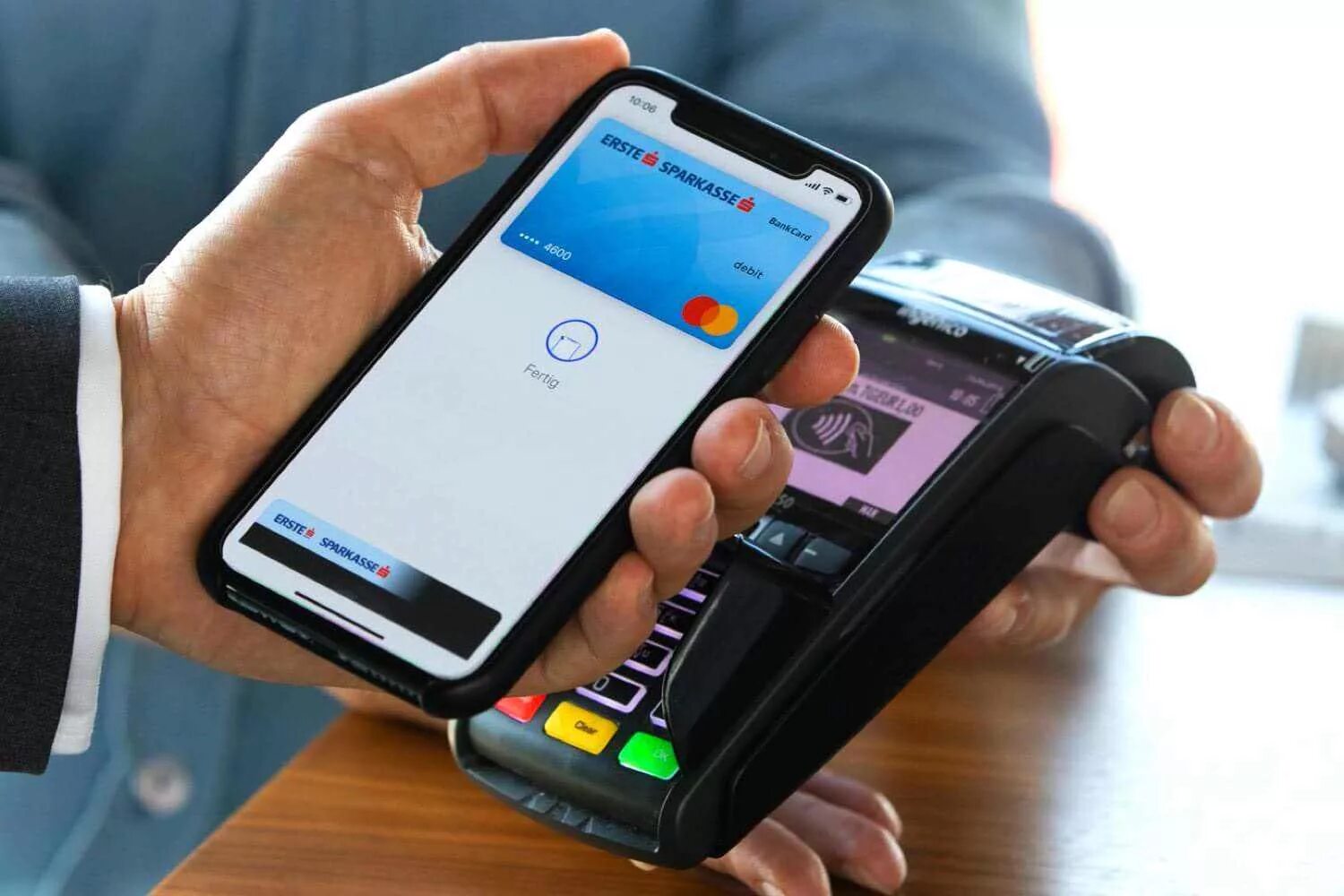 Чтоб расплачиваться телефоном. Apple pay NFC. Бесконтактная оплата. Бесконтактная оплата с телефона. Бесконтактные платежи с телефона.