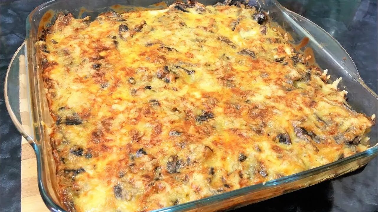 Запеканка с картошкой грибами и сыром. Картофельная запеканка с грибами в духовке. Запеканка картофельная с грибами и сыром в духовке. Запеканка с грибами и картофелем в духовке. Картофельная запеканка с фаршем и грибами в духовке.