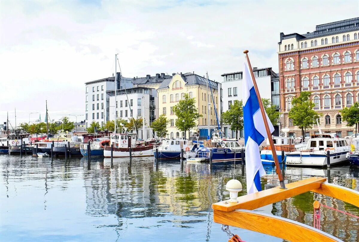 Финляндия Хельсинки флаг. Флаг города Хельсинки. Финский флаг Хельсинки. Финляндия город с флагом.