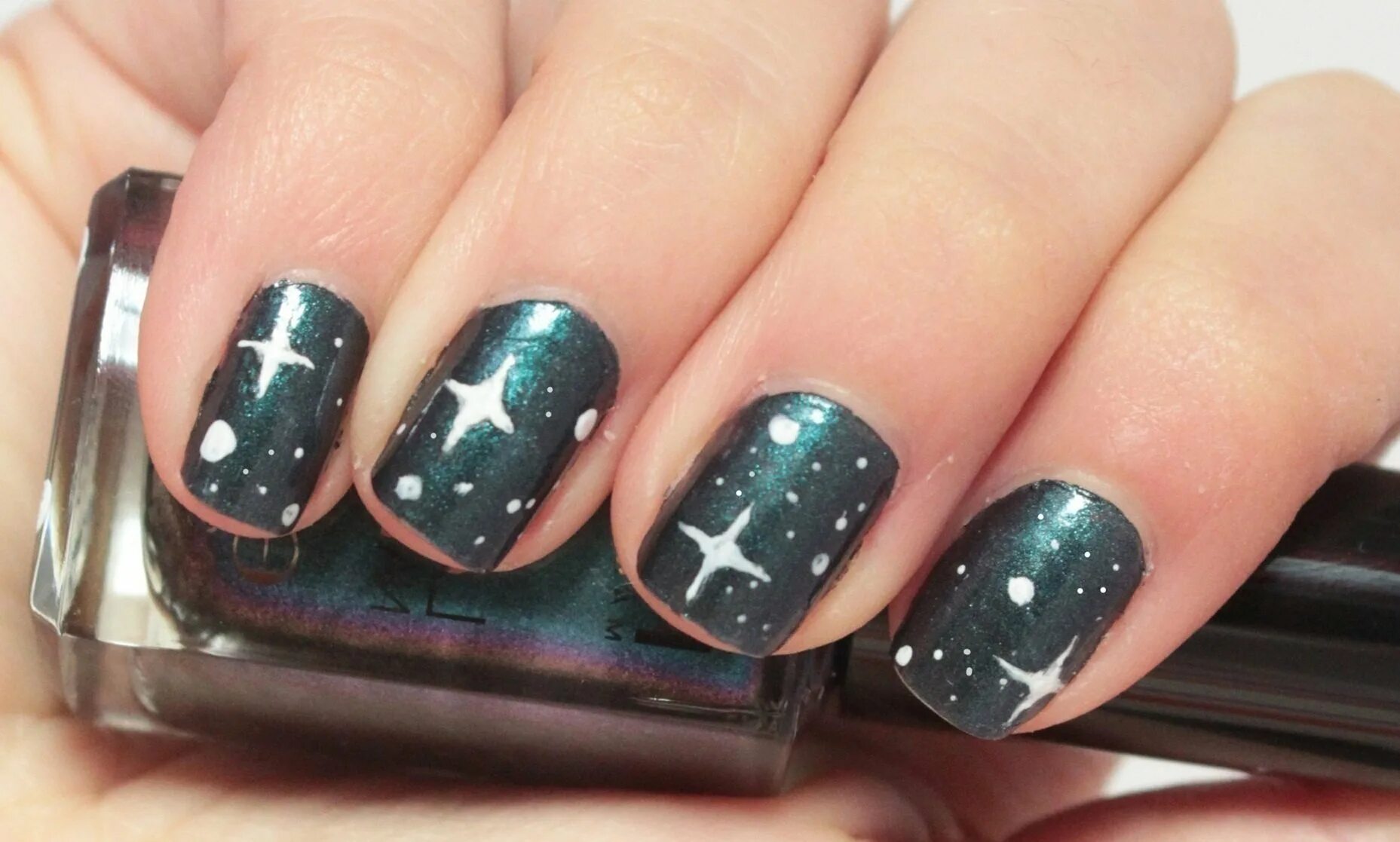 Маникюр со звездочками. Маникюр со звездами. Маникюр созвездия на ногтях. Прозрачный маникюр. Красивый маникюр со звездочками.