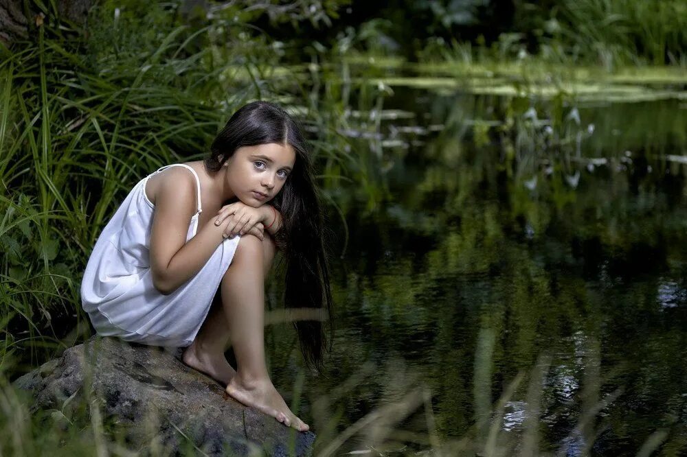 молодую на речке. девушки в купальниках на реке. молодую на речке. молодую на речке. в купальнике на речке.