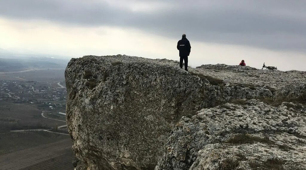 Прыгну со скалы в исполнении. Человек прыгает со скалы. белая скала самоубийство. кэл со скалы. самоубийство в белогорске крым белая скала.