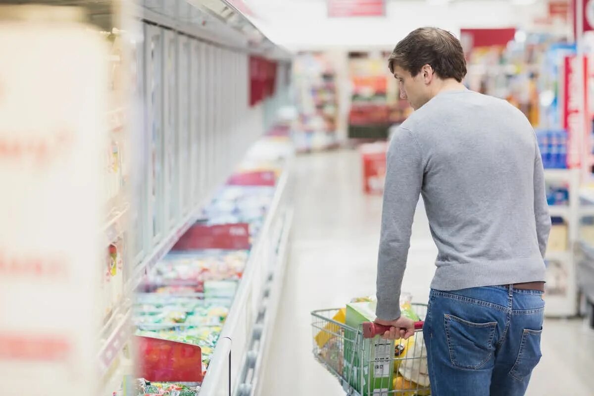 My every day shopping. Мужчина делает покупки. Мужчина делает покупки в магазине. Как разумно сделать покупки. Как мужчины делают покупки.