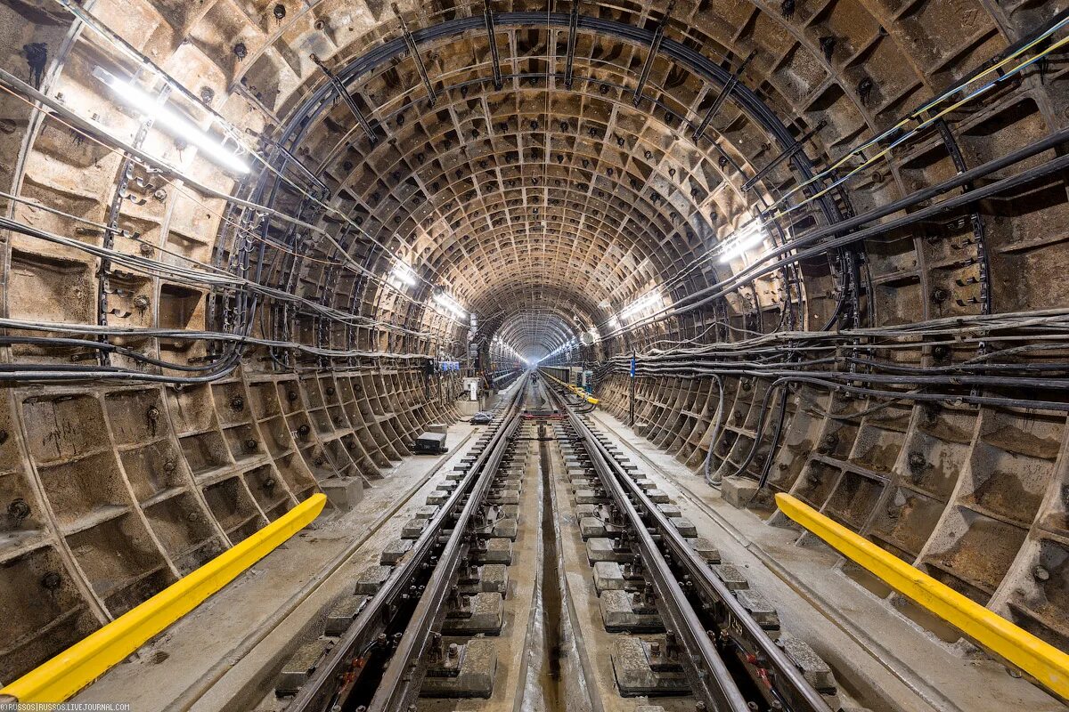 колея метрополитена. контактный рельс московского метрополитена. руссос метрострой. метро кудрово тоннель. московский метрополитен пути.