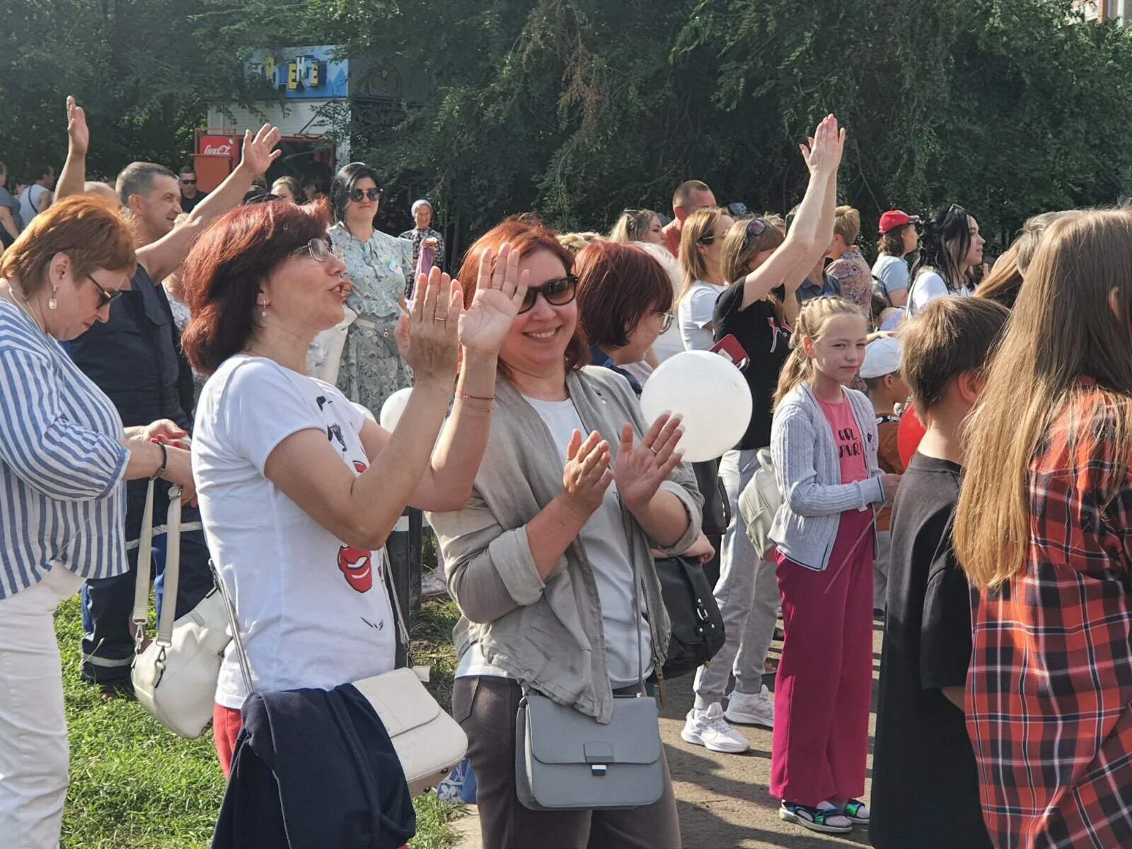 Организовать новости. Праздник в обществе. Праздник в городе. С днем города. Хоровод в сквере депутатов Тюмень.