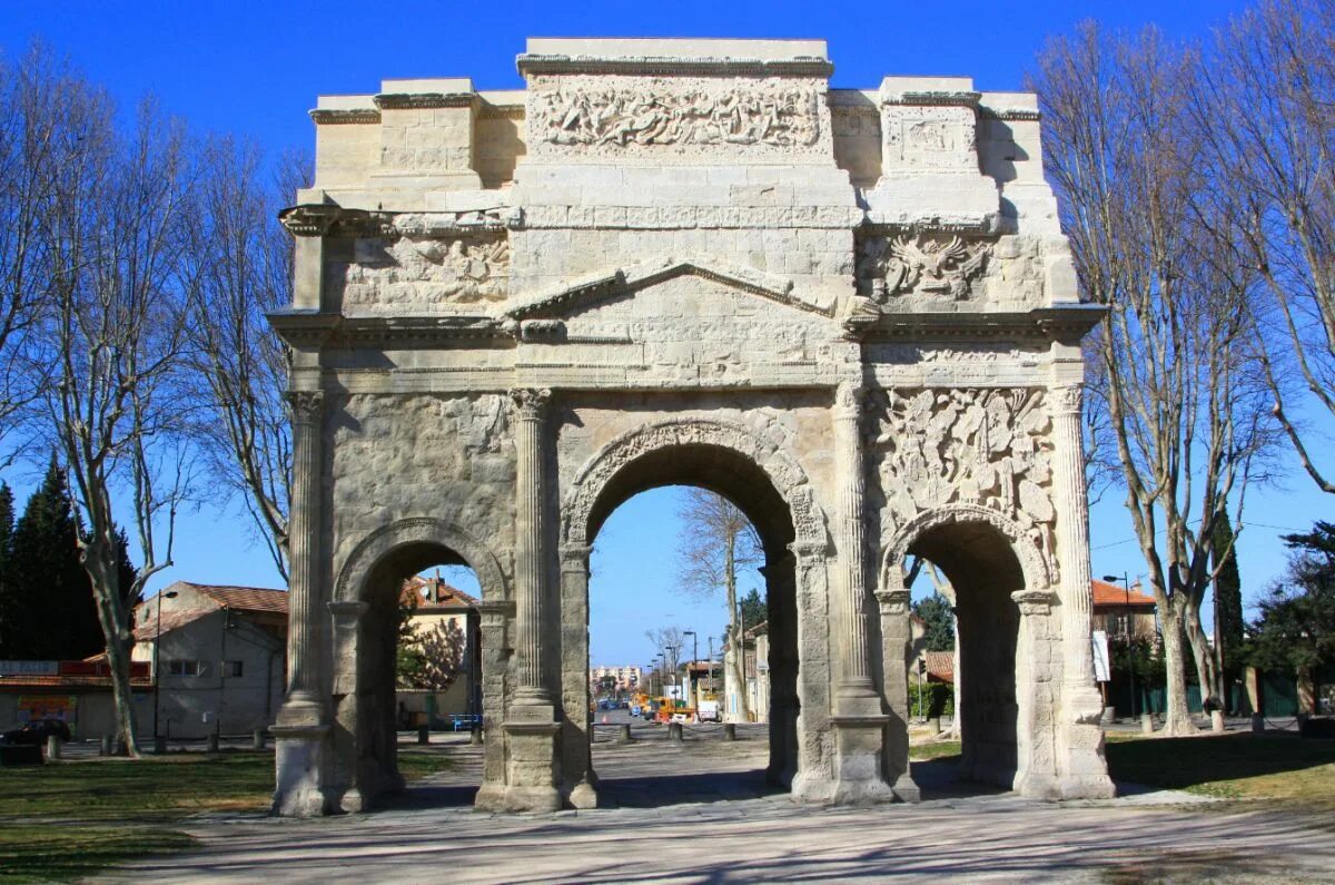 Арка н. Триумфальная арка оранж во Франции. Триумфальная арка в оранже Франция. Римская Триумфальная арка в оранже. Араузио (оранж). Триумфальная арка эпохи августа.