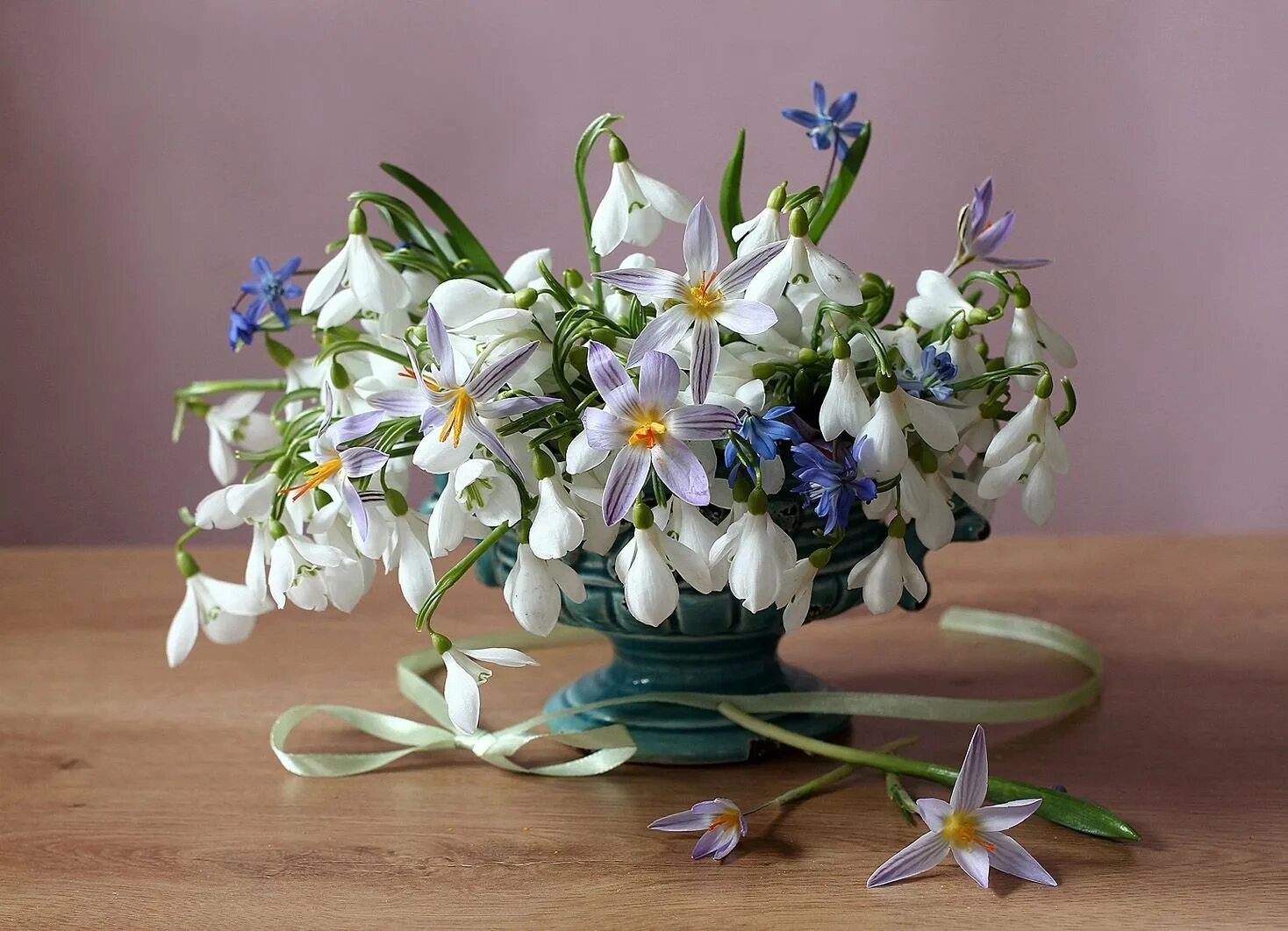 Подснежники, Ландыши, примулы. Весенний букетик подснежников. Bouquet перевод