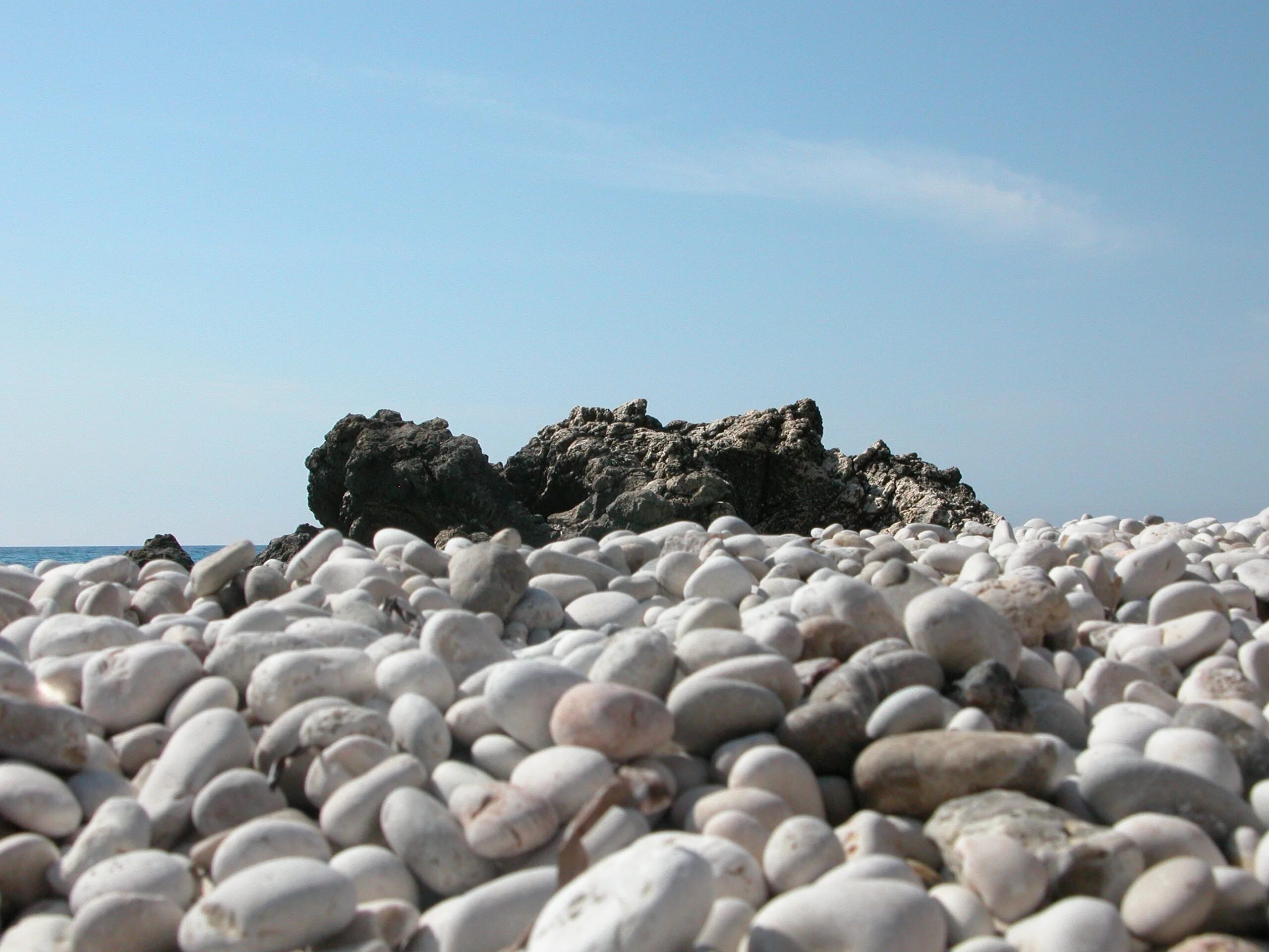 Белые камни где находится. Греция Икария галечный. Галечный пляж. Пляж галька. Пляж белая галька.