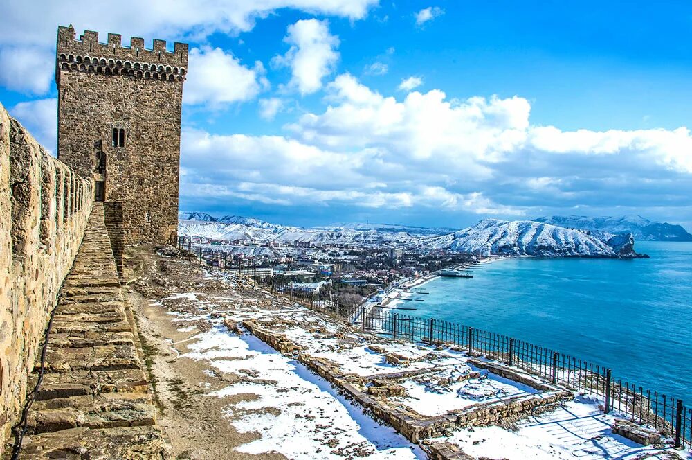 В крыму зимой тепло. Генуэзская крепость, судак, крым зимой. генуэзская крепость зимой. судак зимой крым. судакская крепость крым зимой.