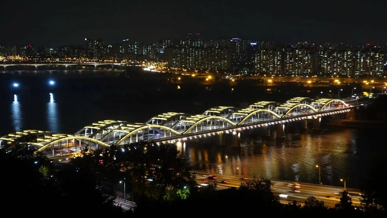 Ночь ханы. Южная Корея река Ханган. Набережная Ханган Сеул. Сеул Южная Корея река Хан. Река Ханган в Сеуле.