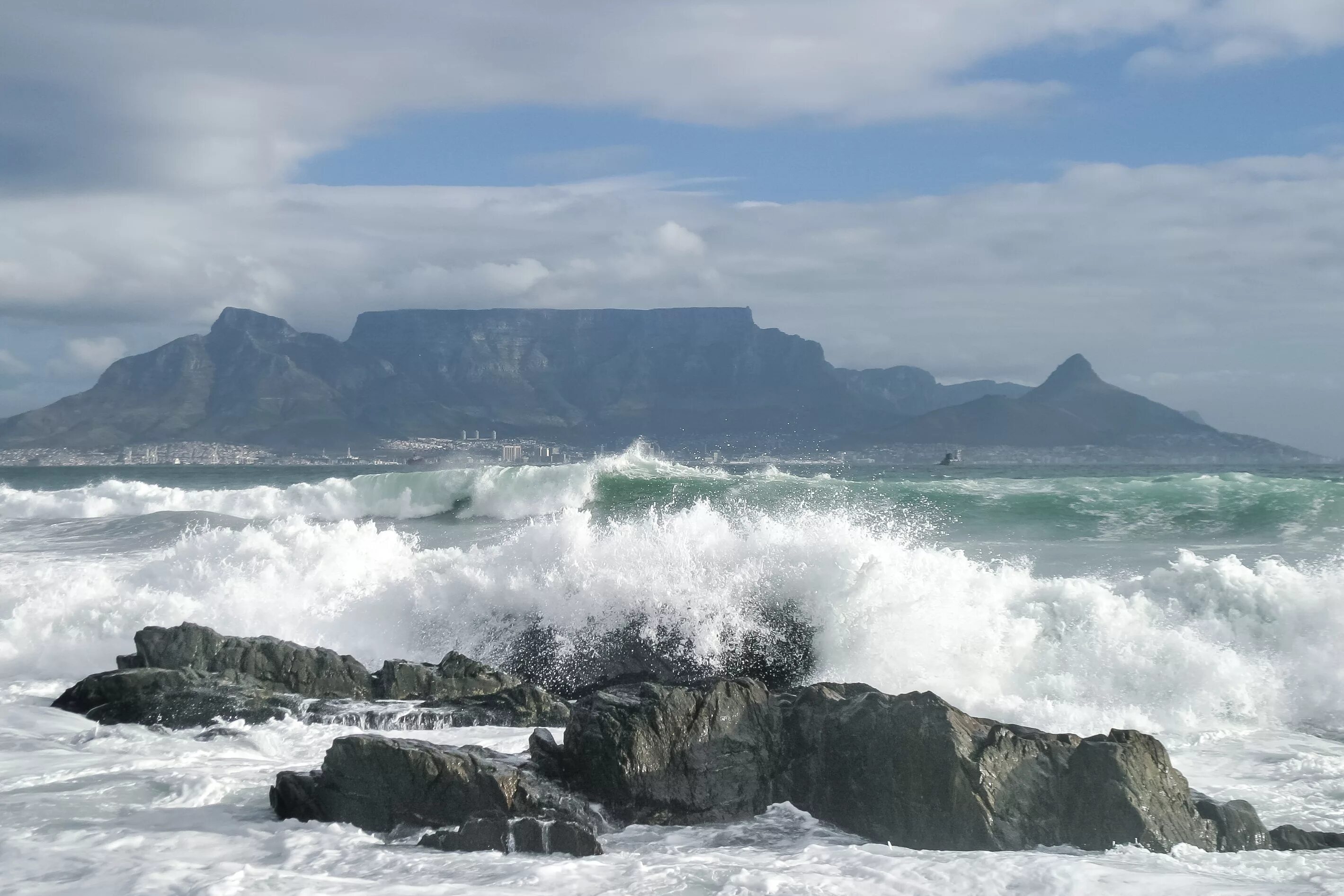 Океан на юге африки. Столовая гора, Кейптаун, Южная Африка. Table Mountain Кейптаун. Кейптаун ЮАР океан. Кейптаун Атлантический океан.