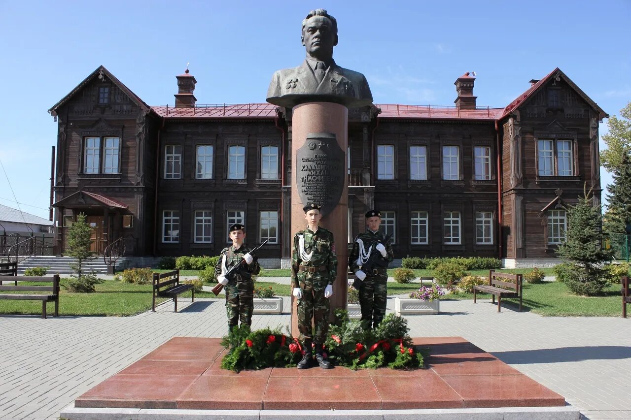 Г курья. Мемориальный музей Калашникова. Курьинский район.. Курья Родина м.т.Калашникова. Музей Калашникова в Курье Алтайский край. Село Курья, дом-музей м.т. Калашникова.