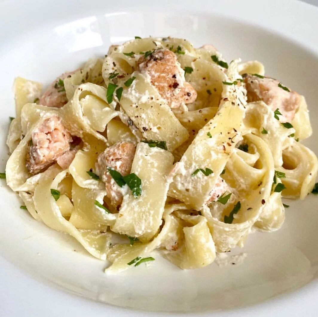 Паста карбонара с семгой. Паста с подкопченным лососем. Паста фетучини с семгой. Паста фарфалле с лососем и брокколи. Фарфалле с лососем и брокколи.