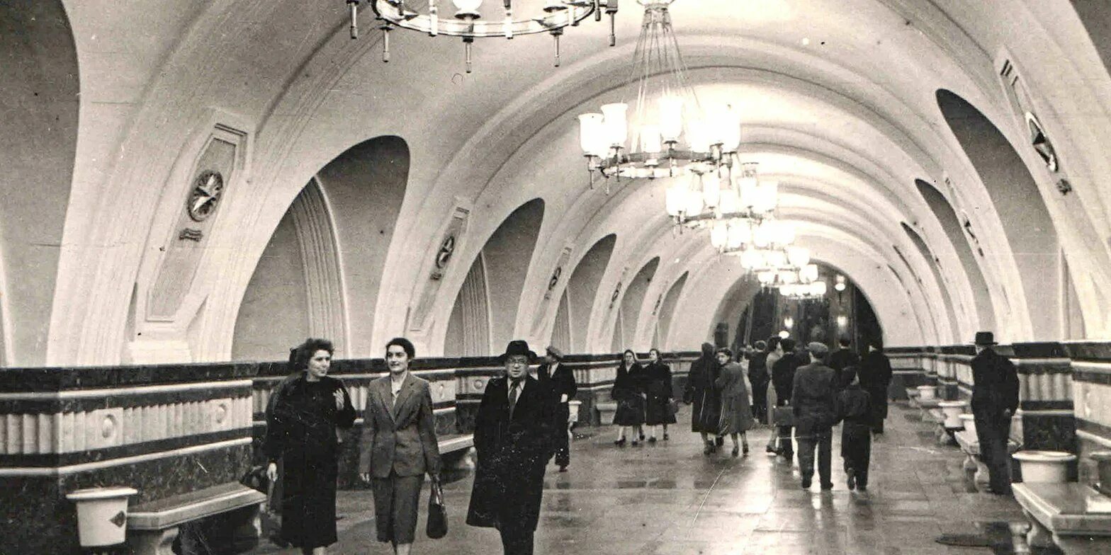 Раньше появилось метро. Московский метрополитен 1935 станции. Первые станции Московского метрополитена. Первая станция метро в Москве. Станции Московского метрополитена в 1960.