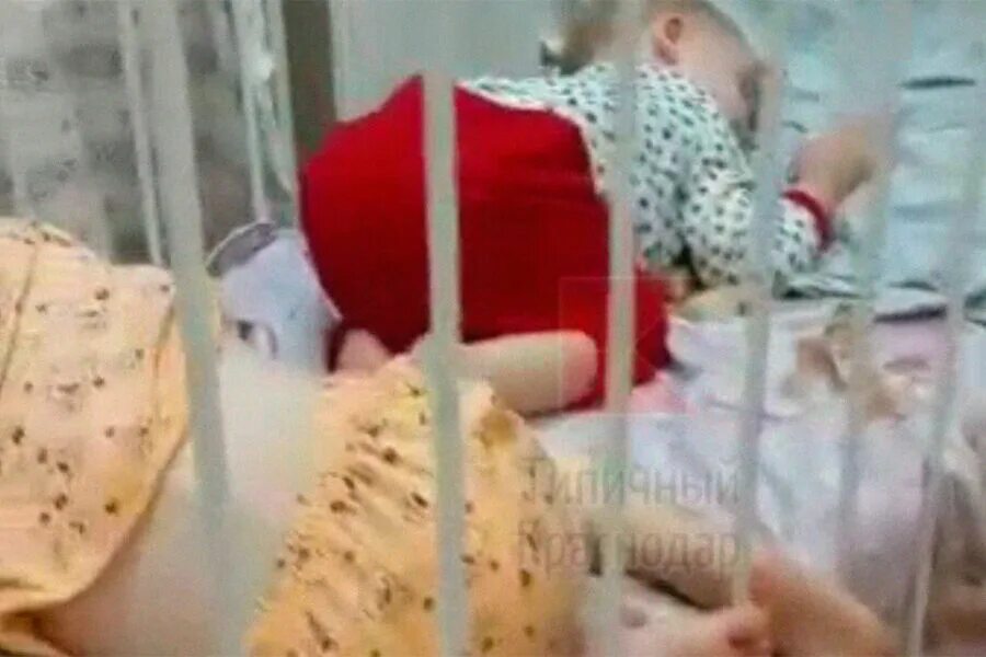 Дети в больнице лежат в коридоре. Укол в ягодицу детям в больнице. Видео больница дети. Уколы маленьким детям в больнице. Многопрофильный детский стационар.