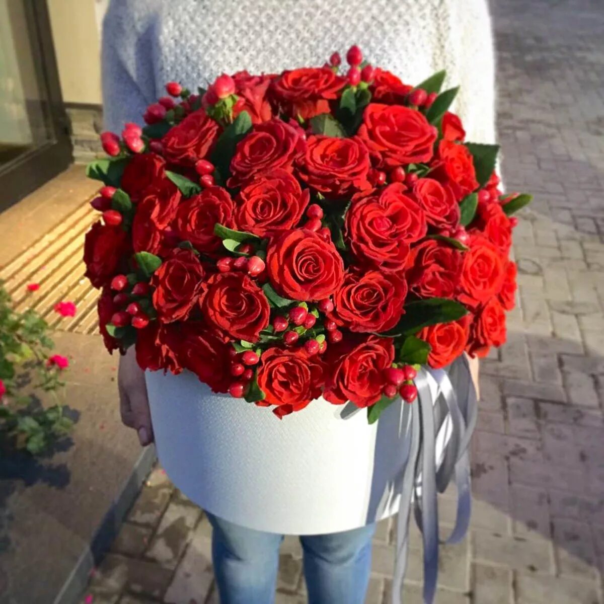 Модные букеты роз. Букет красных роз. букет из роз в коробке. букет из красных роз. стильный букет из красных роз.