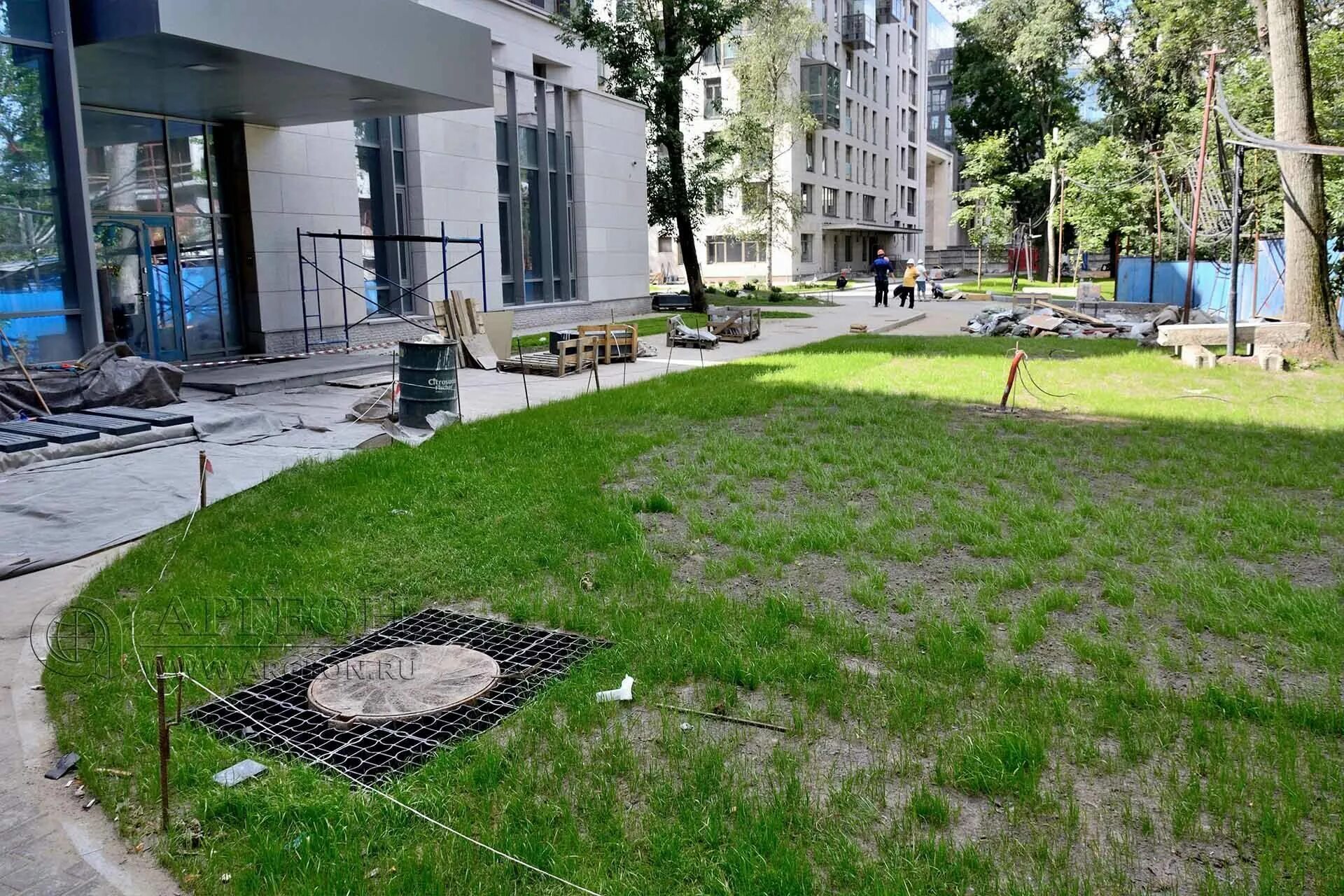 Пожарный проезд к дому. Ecoraster e50. площадка для пожарной техники. газон для проезда пожарной техники. решётка для пожарного проезда.