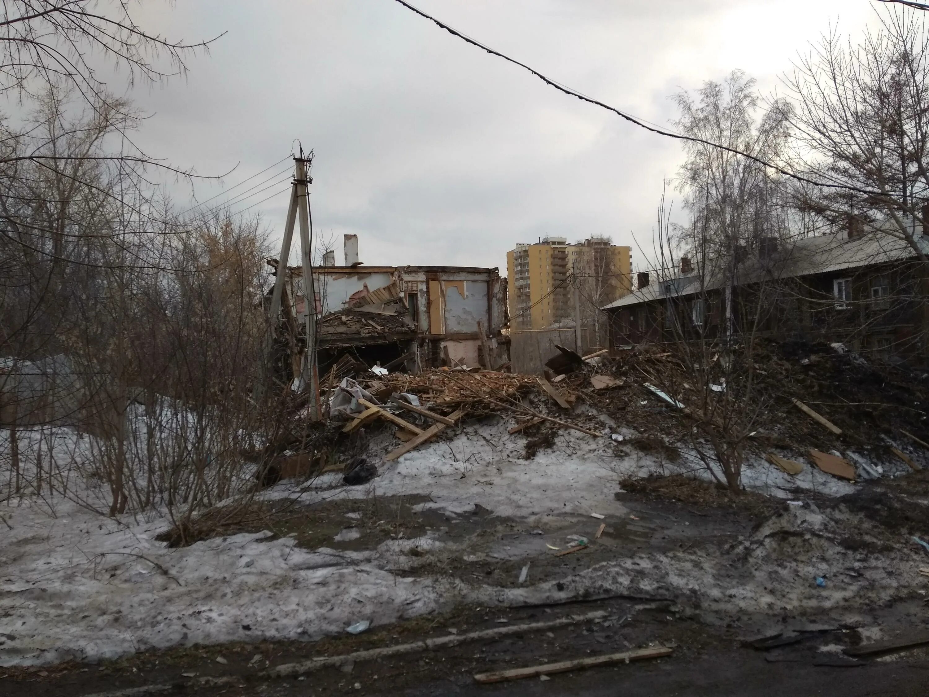 Снёс в школе. Сносят здание. Дом. Бассейн ска на воинской новосибирск. Инская улица новосибирск снесли.