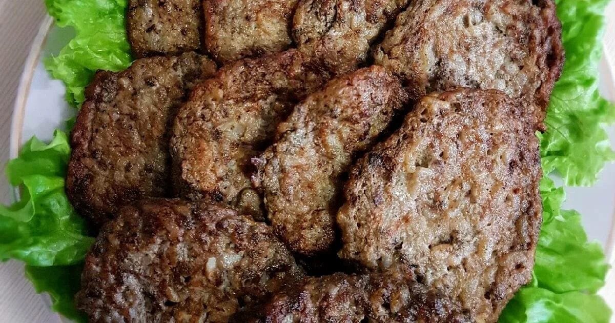 Печеночники рецепт из куриной. Печеночники из куриной печени. печеночные котлеты с начинкой. оладьи из печени. печеночные оладьи с начинкой.