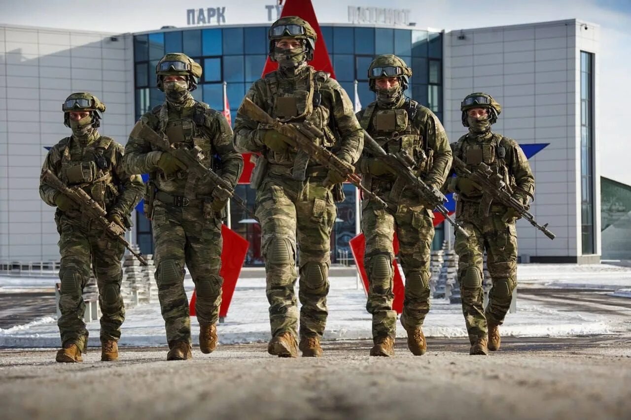 Ссо сенеж солнечногорск. Боевые действия. Российские войска. Боец вс рф. Военный с ребенком.