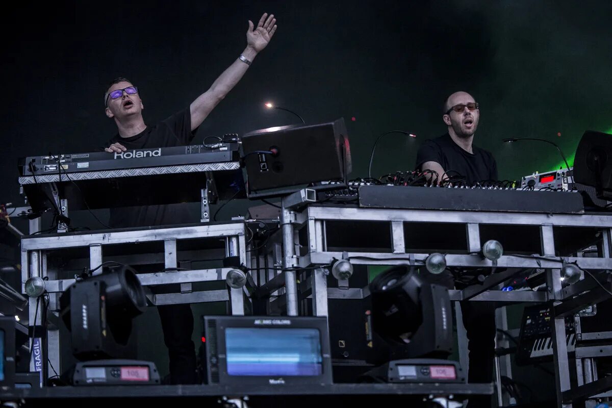 Кемикал бразерс слушать. Chemical brothers. группа кемикал бразерс. my chemical brothers. the chemical brothers 1999.