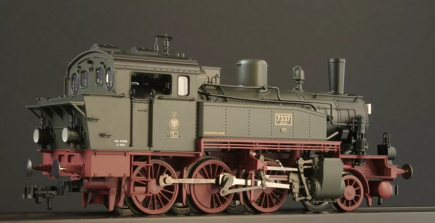 вагоны k. паровоз br 413. Dem кааоц пвтеж немецкий. K p e v. Fleischmann br 221 dcc + 3 вагона.