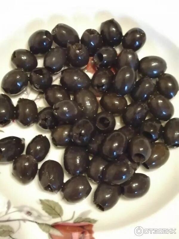Польза косточек маслин. Оливки или маслины без косточек. Маслины с косточкой. Синие маслины. Большие маслины.