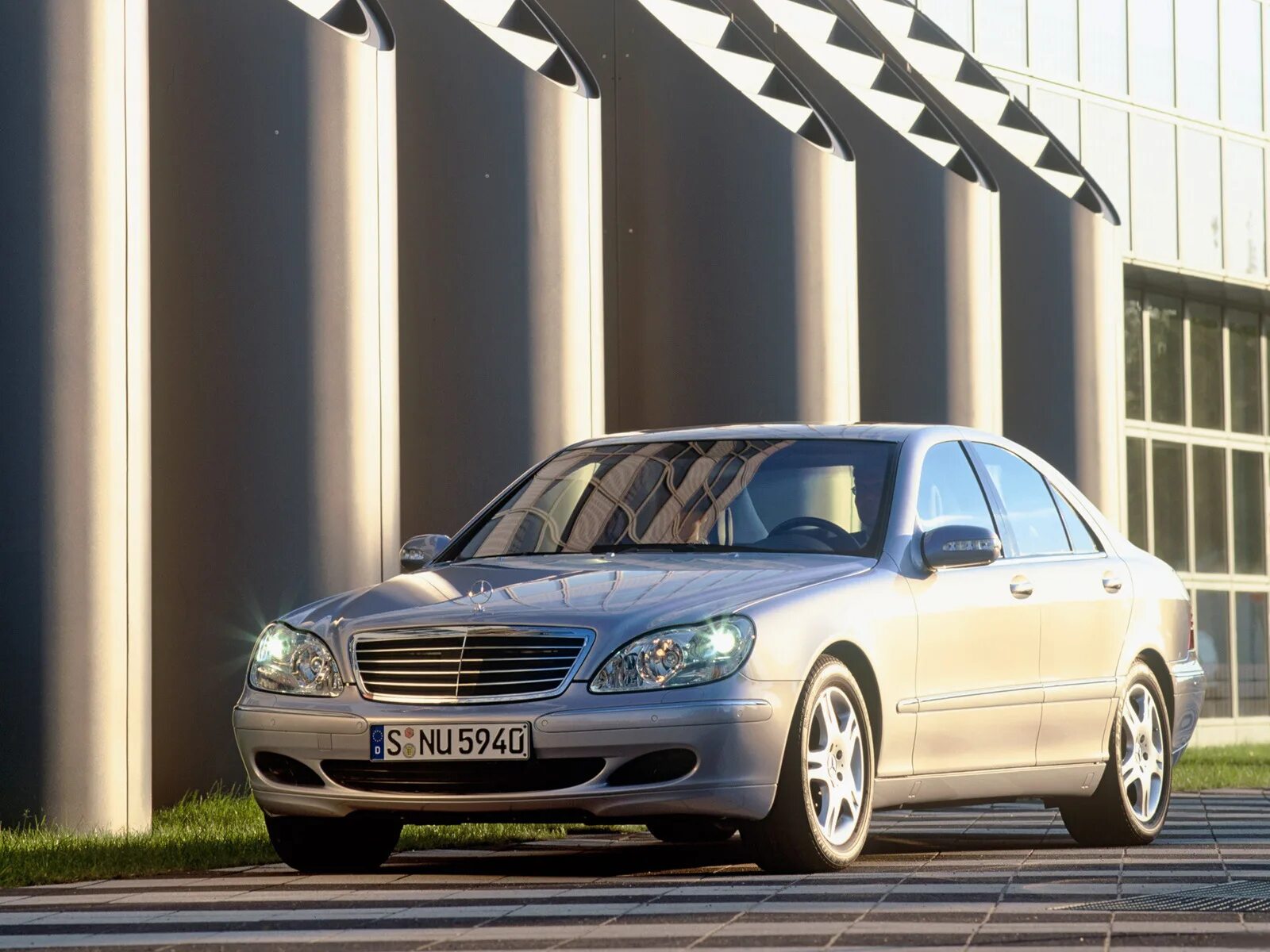 Mercedes benz s class w220 s600. Mercedes s500 w220. Mercedes-benz s600 w220 салон. мерседес 220 1998. мерседес бенц s600 w220.