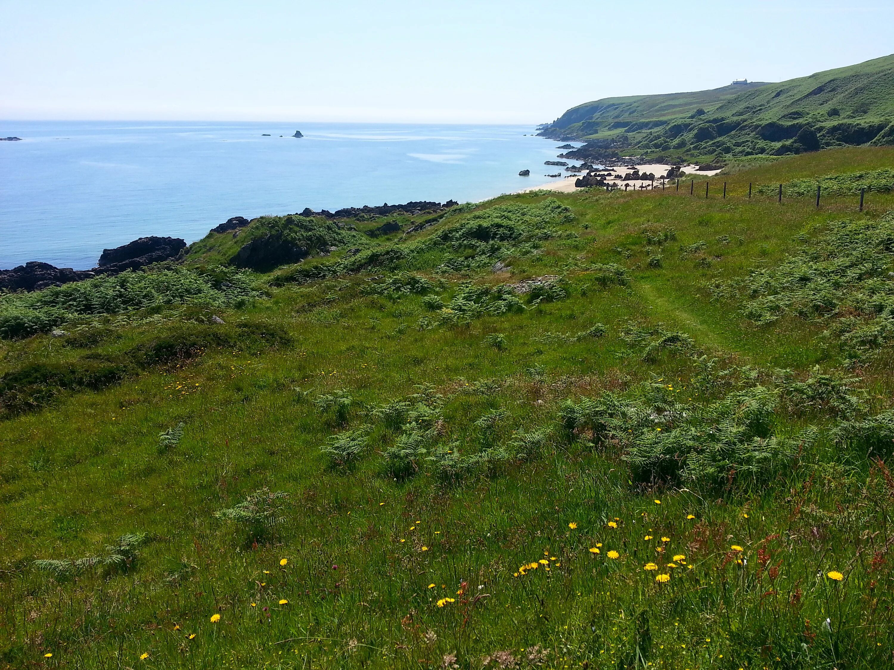 Береговые холмы. Остров Айлей Шотландия. Islay остров в Шотландии. Остров Джура Шотландия. Береговая линия Шотландии.