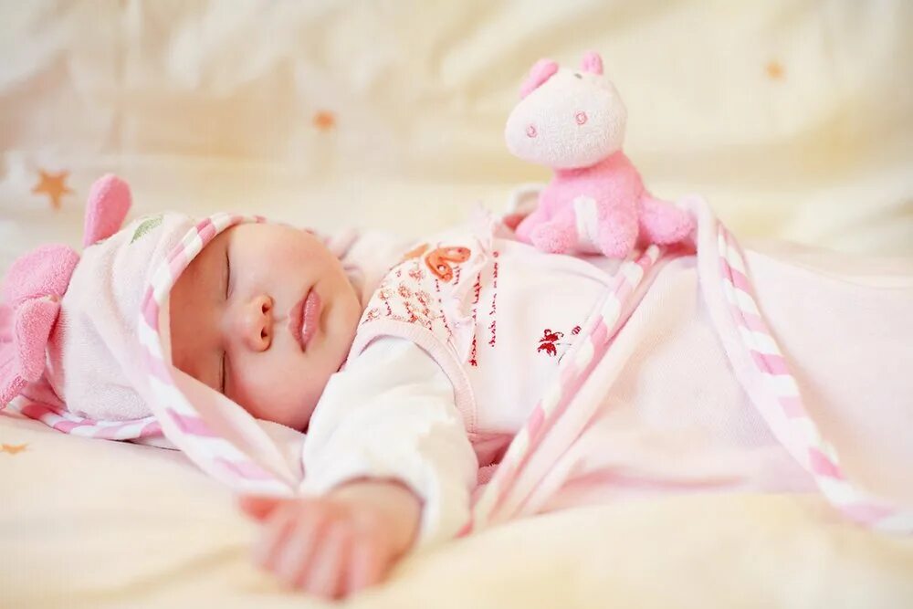 Новорожденная девочка. Младенец эстетика. Корзинка для фотосессии новорожденных. Младенец девочка. Красивые новорожденные.