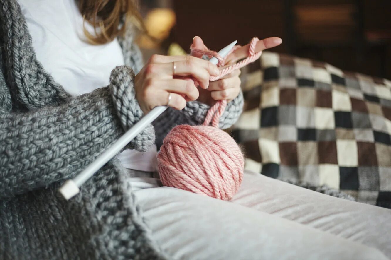 Knitting hands. Спицы и пряжа. Вязаные вещи. Девушка вяжет. Уютные вязаные вещи.