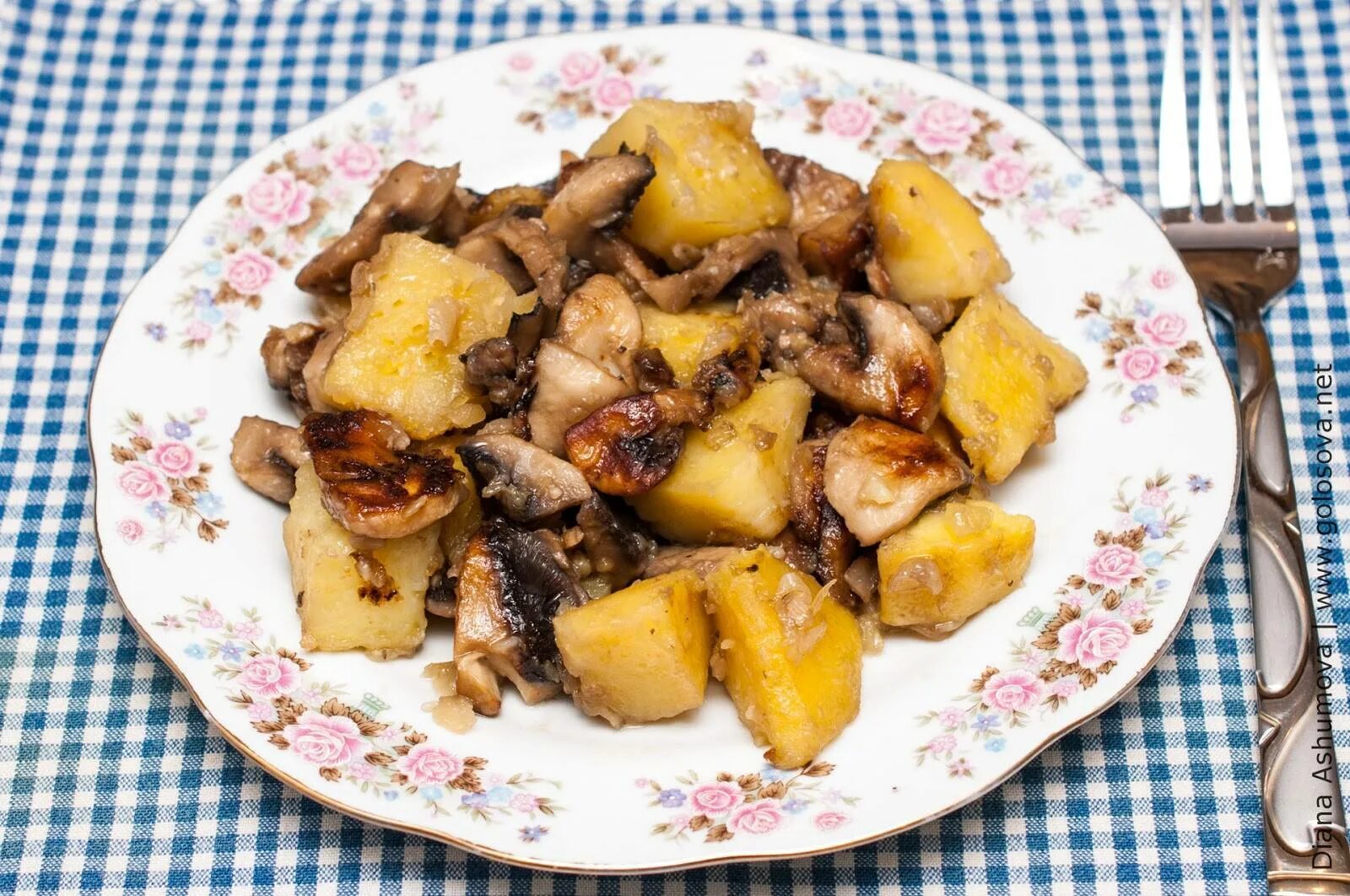 Копченая картошка с грибами. Картофель тушеный с грибами. тушеная картошка с грибами. картошка с шампиньонами в мультиварке. жареная картошка с мясом.