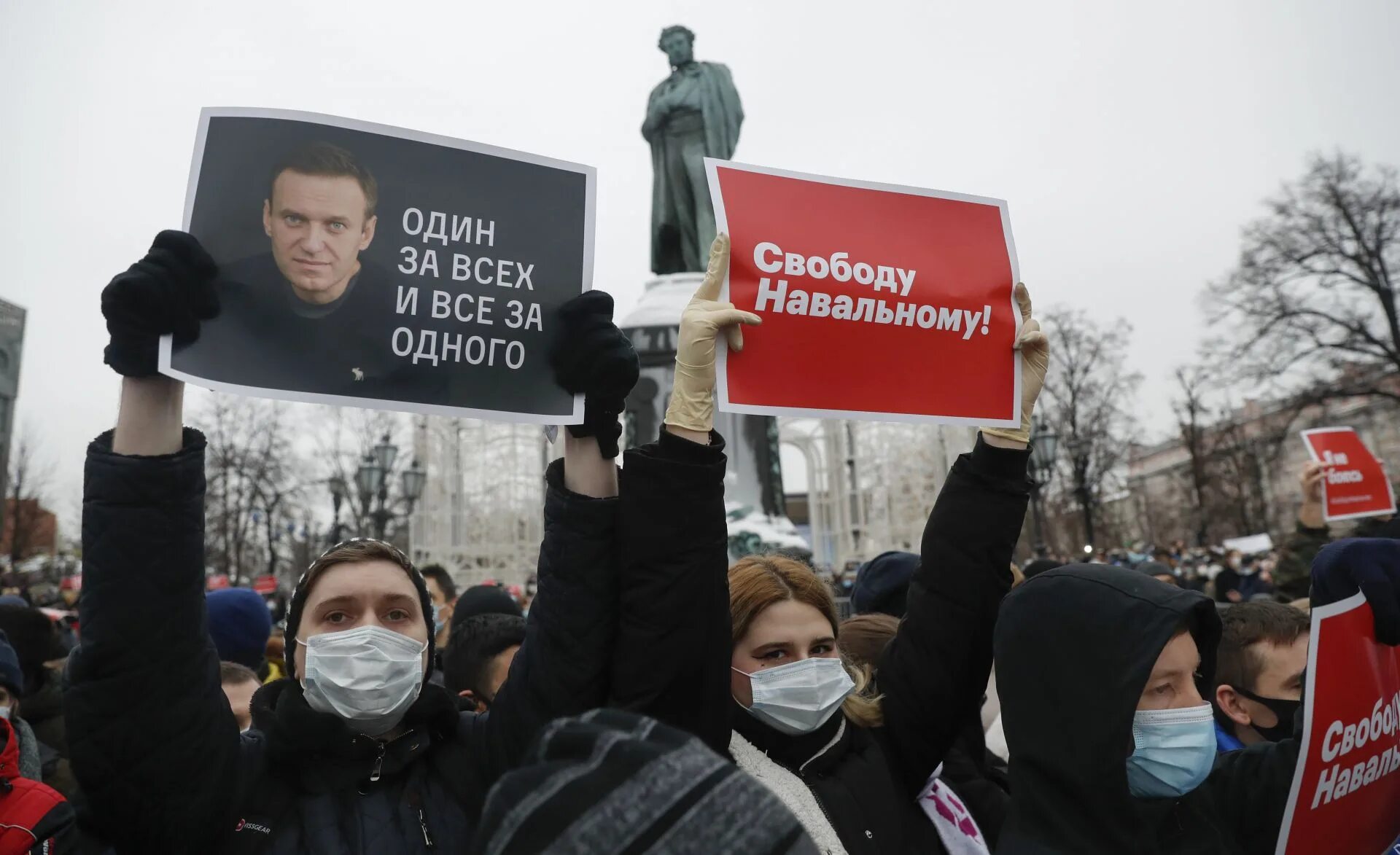 Памяти алексея навального россияне. Протесты в поддержку Алексея Навального (2021). Митинги в Москве 2020 Навальный. Митинг в поддержку Навального.