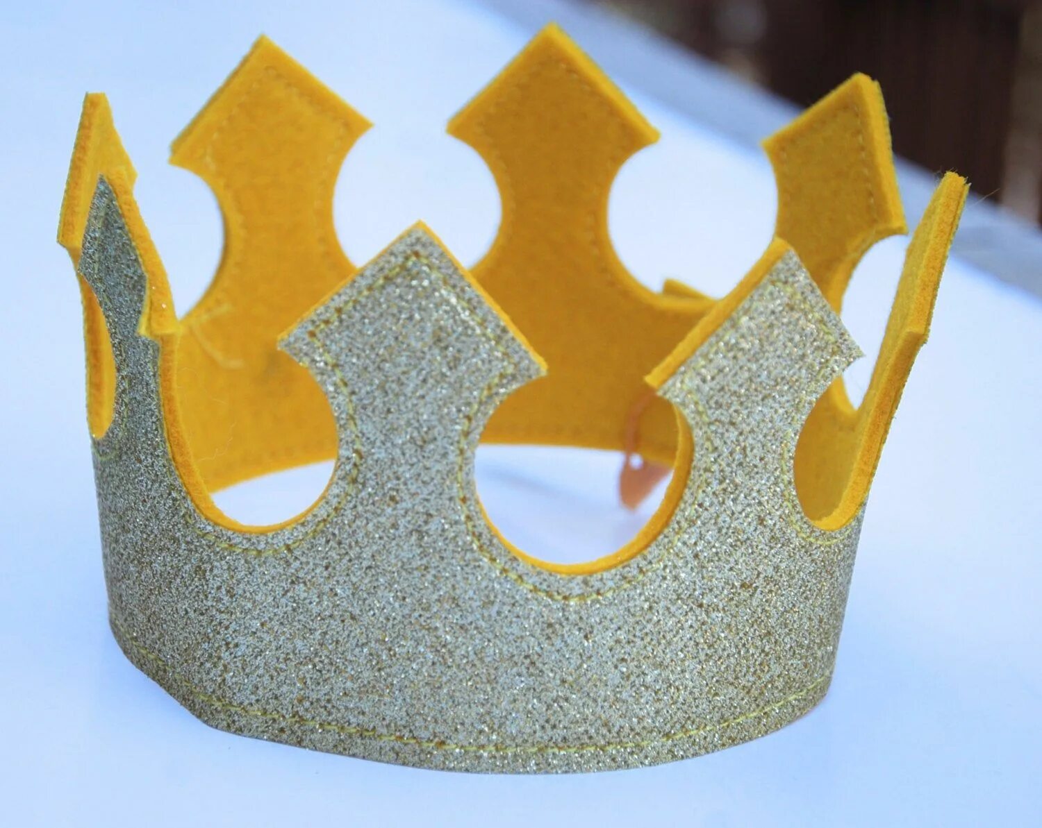Как сделать корону из картона для короля. Корона из картона. корона из гофрокартона. корона для мальчика. корона из картона для мальчика.