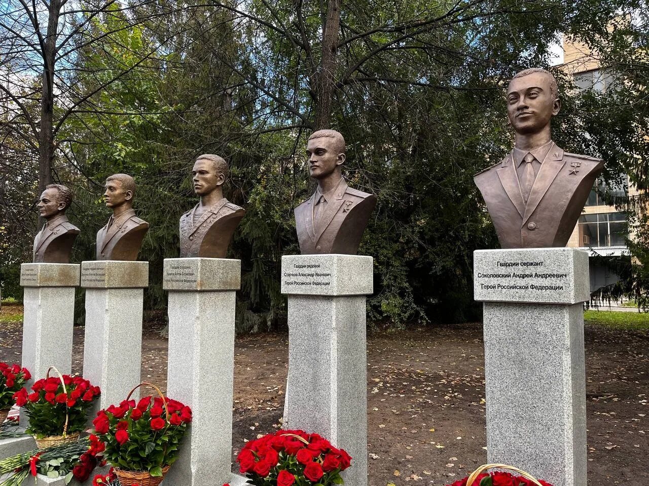 Увековечили память героя. Тольятти аллея героев Соколовский. Аллея героев Самара сво. Аллея славы погибших героев сво. Тольятти Олея аллея славы сво.