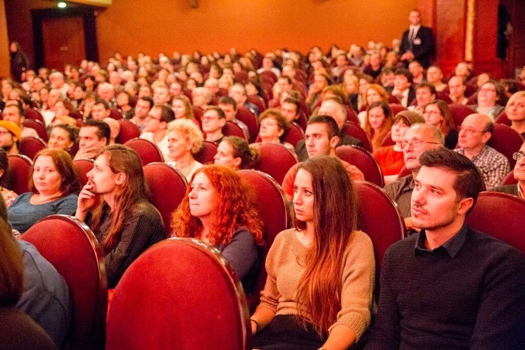 Зрители в зале. Зал с людьми. Зрители в зале театра. Полный зал людей.